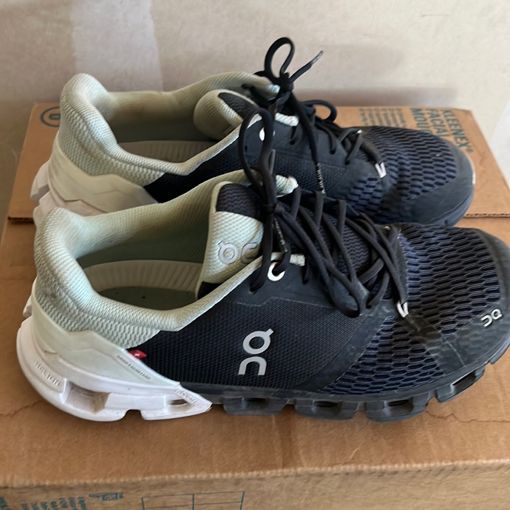 Women’s on cloud flyer 2.0 black/mint -lightly used